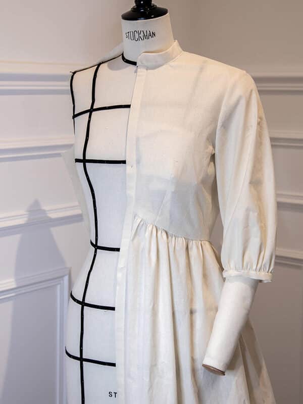 Close-up on French Poetry Pleiades 2 toile, with its characteristic inverted V cut on the bodice and bust darts